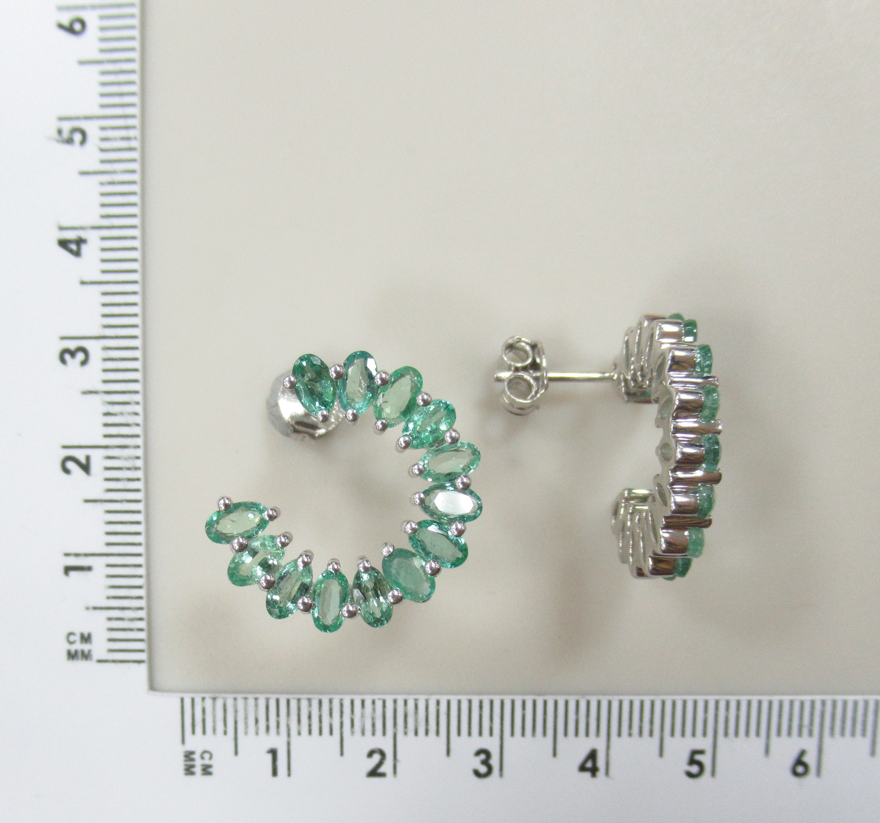 Серебряные серьги-пусеты с изумрудами